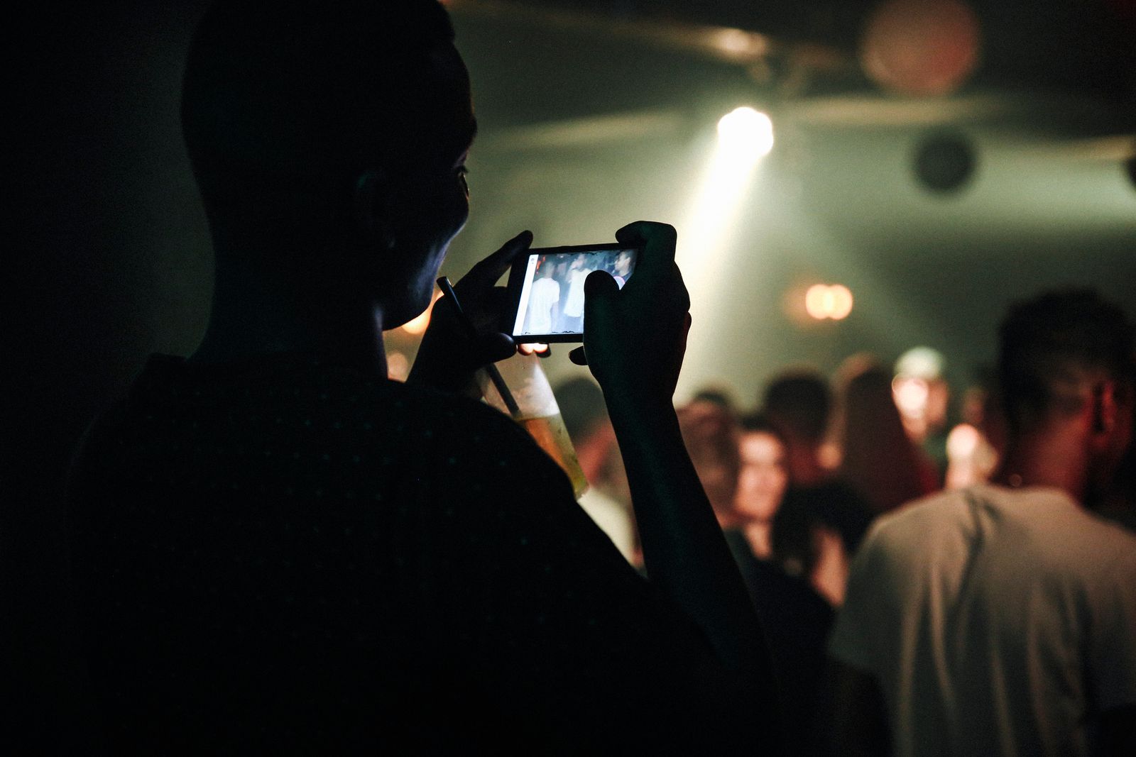 Clubnacht: ein Gast filmt die Tanzfläche mit dem Smartphone