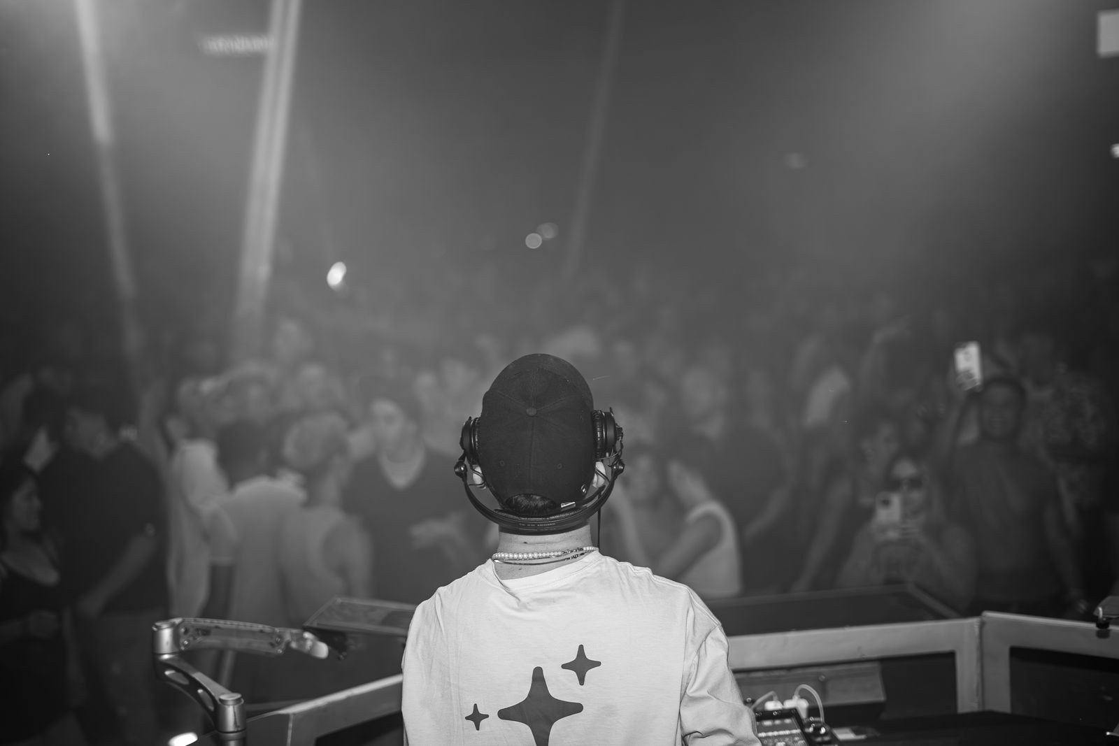 DJ vor einer vollen Tanzfläche